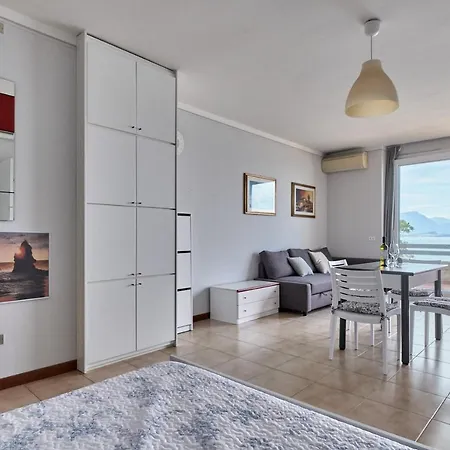Lydie Apt. Exclusive Holigarda Desenzano del Garda